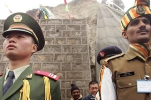 Binh sĩ Ấn Độ và Trung Quốc tại khu vực biên giới. Ành: PRINTEREST