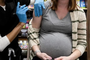 Pfizer-BioNTech bắt đầu thử nghiệm vaccine COVID-19 trên phụ nữ mang thai. Ảnh: REUTERS