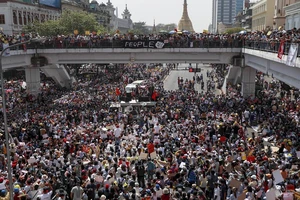 Người biểu tình Myanmar tưởng niệm một người chết vì trúng đạn