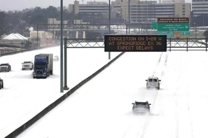 Mỹ tồn đọng 6 triệu liều vaccine vì gián đoạn bởi bão tuyết. Ảnh: AP