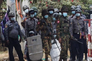 Quân đội Myanmar cầm súng kiềm chế người biểu tình ở TP Mandalay, Myanmar. Ảnh: AFP