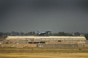 Một máy bay F-16 của quân đội Iraq cất cánh từ căn cứ Balad hồi tháng 6-2019. Ảnh: US AIR FORCE