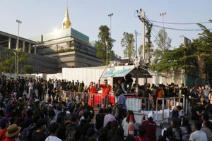 Đám đông biểu tình tập trung bên ngoài Quốc hội Thái Lan phản đối kết quả bỏ phiếu bất tín nhiệm. Ảnh: REUTERS