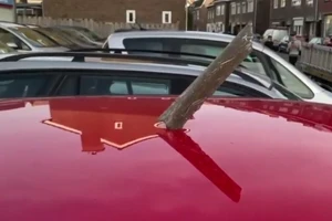 Một mảnh vỡ từ chiếc máy bay Boeing 747-400 gặp sự cố ở Hà Lan hôm 20-2 ghim trên nóc một chiếc ô tô. Ảnh: RT/AIRLIVE