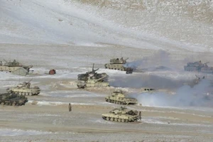 Xe tăng quân sự Ấn Độ và Trung Quốc rút khỏi các cứ điểm quanh hồ hồ Pangong hôm 18-2. Ảnh: Quân đội Ấn Độ/AP 