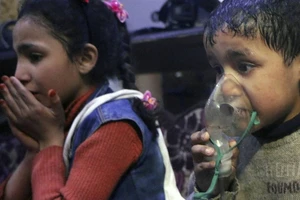 Hình ảnh từ nhóm Mũ bảo hiểm trắng cáo buộc vũ khí hóa học được sử dụng chống lại dân thường ở TP Douma (Syria) hồi tháng 4-2018. Ảnh: AP