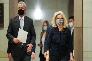 Lãnh đạo phe thiểu số Cộng hòa tại Hạ viện Kevin McCarthy (trái) và Chủ tịch Hội nghị đảng Cộng hòa Hạ viện Liz Cheney (phải). Ảnh: THE HILL