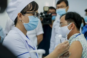Việt Nam tiêm thử nghiệm Nanocovax giai đoạn 2 ngừa COVID-19