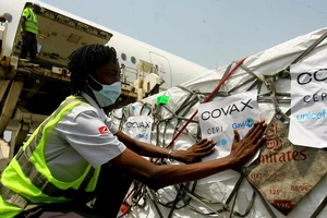 Lô vaccine ngừa COVID-19 thứ hai của chương trình COVAX được chuyển đến thủ đô Abidjan của Bờ Biển Ngà hôm 24-2. Ảnh: AP