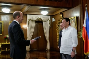 Tổng thống Philippines Rodrigo Duterte (phải) và Đại sứ Anh tại Philippines Daniel Pruce. Ảnh: KING RODRIGUEZ/ABS-CBN