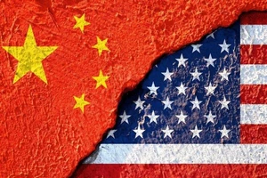 Quốc kỳ Trung Quốc và quốc kỳ Mỹ.