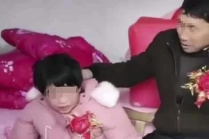 Cô gái thiểu năng 20 tuổi và người đàn ông 55 tuổi trong "đám cưới" ở tình Hà Nam. Ảnh: SCMP/WEIBO