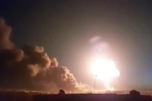 Một vụ nổ ở tỉnh Aleppo (Syria) sau khi khu vực này bị tên lửa đạn đạo tấn công hôm 5-3. Ảnh: ANADOLU