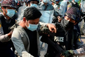 Cảnh sát Myanmar đối phó người biểu tình phản đối chính biến. Ảnh: REUTERS