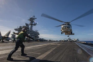 MSDF MH-60 Sea Hawk cất cánh tàu sân bay USS Theodore Roosevelt. Ảnh: INDOPACOM 