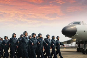 Lực lượng không quân Trung Quốc diễu hành trước khi diễn tập chiến đấu với máy bay ném bom H-6K. Ảnh: YANG RUIKANG