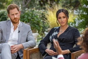 Vợ chồng Hoàng tử Harry và Meghan Markel tại cuộc trả lời phỏng vấn được phát sóng hôm 7-3 với “nữ hoàng truyền thông Mỹ” Oprah Winfrey.