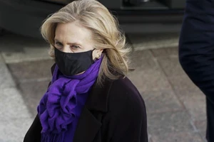 Cựu Ngoại trưởng Mỹ Hillary Clinton cho rằng đảng Cộng hòa đang "biến mình thành một cuồng giáo".