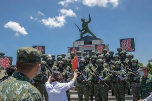 Nhà lãnh đạo Đài Loan Thái Anh Văn khích lệ lực lượng vũ trang hồi tháng 6-2020. Ảnh: FACEBOOK / THÁI ANH VĂN