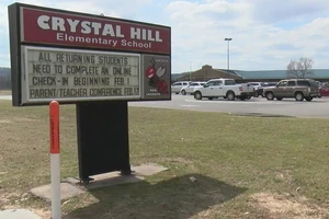 Trường Tiểu học Crystal Hill tại TP North Little Rock (Mỹ), nơi xảy ra vụ việc giáo viên yêu cầu học sinh 5 tuổi dùng tay không thông bồn cầu hôm 5-3. Ảnh: KARK