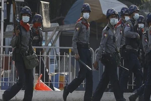 Cảnh sát Myanmar được trang bị vũ trang đối phó người biểu tình. Ảnh: AFP