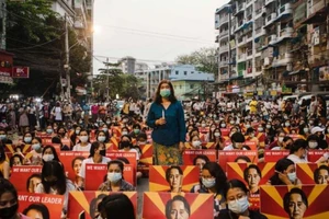 Biểu tình phản đối chính biến tại Myanmar. Ảnh: AFP