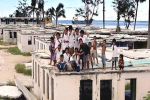 Trẻ em trong trại tị nạn ở đảo Nauru. Ảnh: AFP