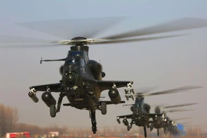 Một nhóm máy bay trực thăng tấn công WZ-10 của Trung Quốc hồi tháng 12-2017. Ảnh: CHINAMIL