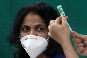 Một người ở TP Mumbai (Ấn Độ) đi tiêm ngừa COVID-19 bằng vaccine của AstraZeneca. Ảnh: REUTERS
