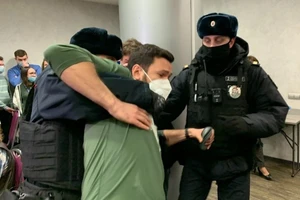 Ông Ilya Yashin (đang bị 2 cảnh sát bắt) là một trong số khoảng 200 nhân vật đối lập Nga bị bắt tại khách sạn Izmailovo Delta hôm 13-3. Ảnh: CNN/TWITTER