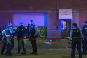 Cảnh sát Chicago phong tỏa trước tòa nhà xảy ra vụ xả súng.
