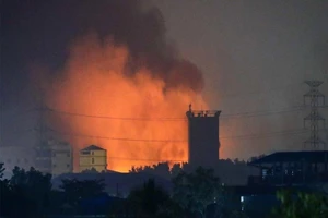 Lửa cháy ở một khu vực trong khu công nghiệp Hlaing Tharyar, thành phố Yangon. Ảnh: BBC