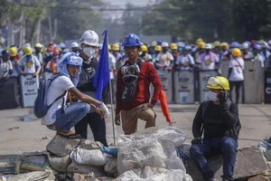 Biểu tình phản đối chính biến tại thành phố Yangon, Myanmar. Ảnh: AP
