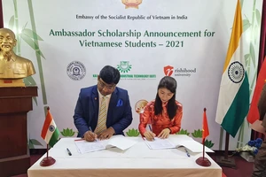Đại diện trường đại học của Ấn Độ và đại diện phía Việt Nam ký biên bản ghi nhớ về Chương trình học bổng Đại sứ năm 2021. Ảnh: ĐSQ Việt Nam tại Ấn Độ