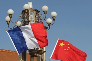 Quốc kỳ Pháp và quốc kỳ Trung Quốc.