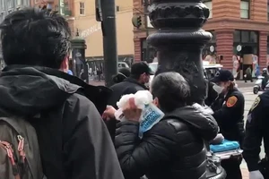 Cụ bà 76 tuổi người Mỹ gốc Á bị một người đàn ông lạ mặt tấn công khi đang đứng đợi đèn đỏ ở TP San Francisco.