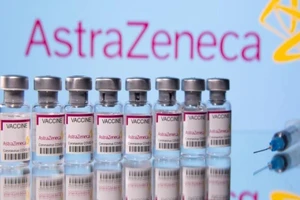 Các lọ vaccine của hãng dược AstraZeneca. Ảnh: REUTERS