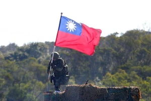 Đài Loan cáo buộc Bắc Kinh tăng cường khả năng tấn công, bao vây hòn đảo. Ảnh: AP