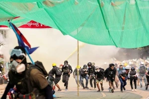 Biểu tình phản đối chính biến tại Myanmar. Ảnh: REUTERS