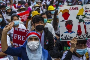 Người dân biểu tình ở TP Yangon, Myanmar. Ảnh: THE NEW YORK TIMES