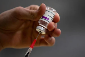 Phát hiện lý do gây huyết khối khi tiêm vaccine AstraZeneca. Ảnh: AP
