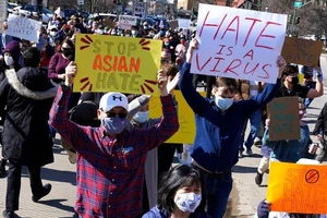 Người dân Mỹ cầm biểu ngữ "Ngừng thù ghét người châu Á" tại buổi biểu tình ngày 20-3 sau vụ xả súng chết người ở Atlanta, Georgia.