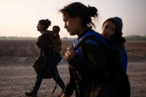 Mỹ chuyển dân di cư khỏi trung tâm giam giữ, đưa vào khách sạn