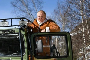 Tổng thống Nga Vladimir Putin lái xe địa hình ở Siberia.