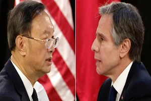 Ủy viên Bộ Chính trị Trung Quốc Dương Khiết Trì (trái) và Ngoại trưởng Mỹ Antony Blinken (phải). Ảnh: CNN