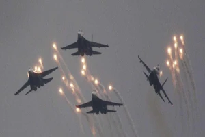 Máy bay phản lực của Nga thả pháo sáng trong một cuộc diễn tập. Ảnh: REUTERS