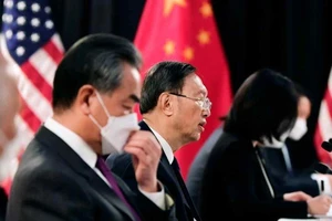 Ông Dương Khiết Trì (giữa) gọi đối thoại Mỹ - Trung là 'thẳng thắn, xây dựng, có lợi'. Ảnh: AP