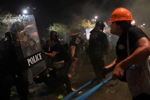 Biểu tình tại Thái Lan đêm 20-3. Ảnh: REUTERS