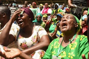 Người dân Tanzania khóc thương cho sự ra đi của Tổng thống John Magufuli. Ảnh: BBC