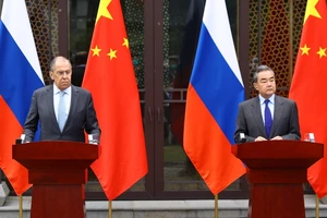 Ngoại trưởng Nga Sergei Lavrov (trái) họp báo cùng Bộ trưởng Ngoại giao Trung Quốc Vương Nghị (phải) tại TP Quế Lâm, tỉnh Quảng Tây ngày 23-3. Ảnh: AP